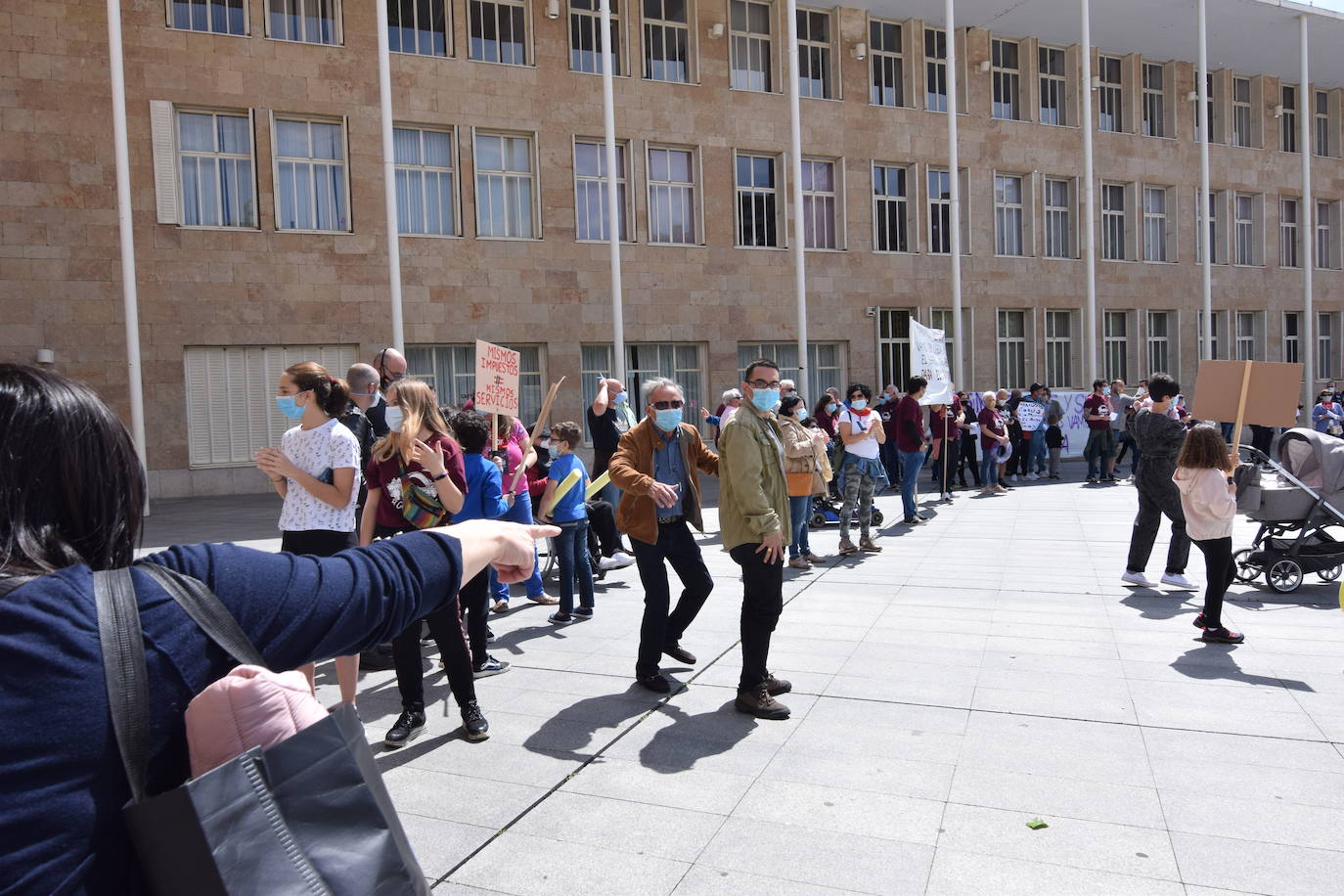 Han protagonizado una protesta en la plaza del Ayuntamiento de Logroño para que se dé marcha atrás en la decisión de que permanezcan cerradas