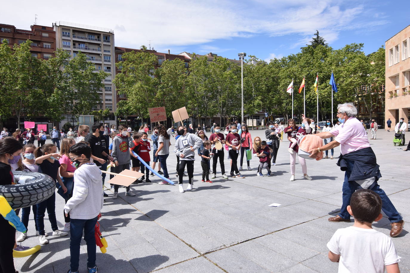 Han protagonizado una protesta en la plaza del Ayuntamiento de Logroño para que se dé marcha atrás en la decisión de que permanezcan cerradas