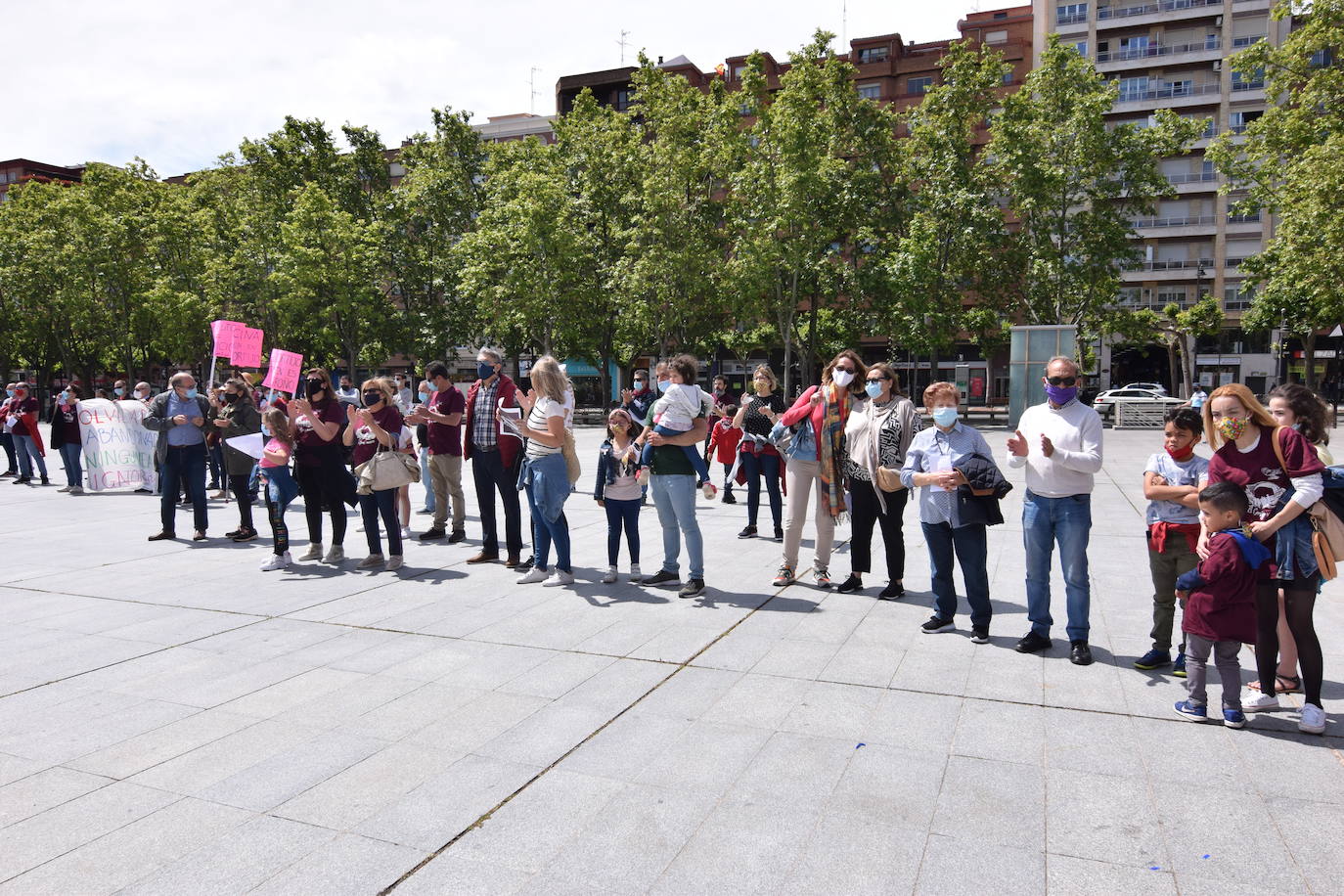 Han protagonizado una protesta en la plaza del Ayuntamiento de Logroño para que se dé marcha atrás en la decisión de que permanezcan cerradas