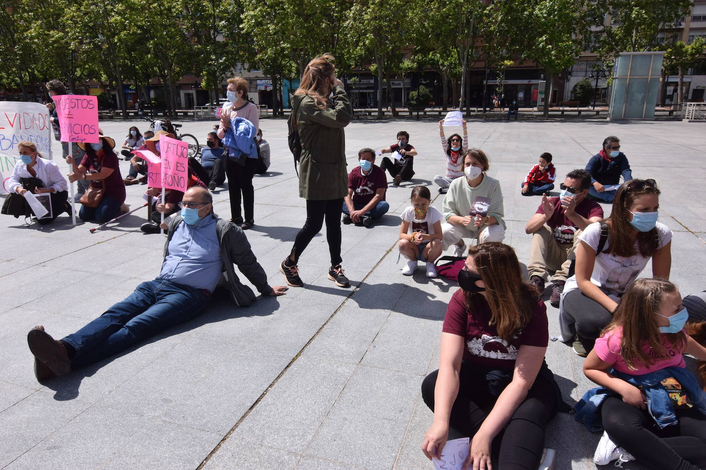 Han protagonizado una protesta en la plaza del Ayuntamiento de Logroño para que se dé marcha atrás en la decisión de que permanezcan cerradas