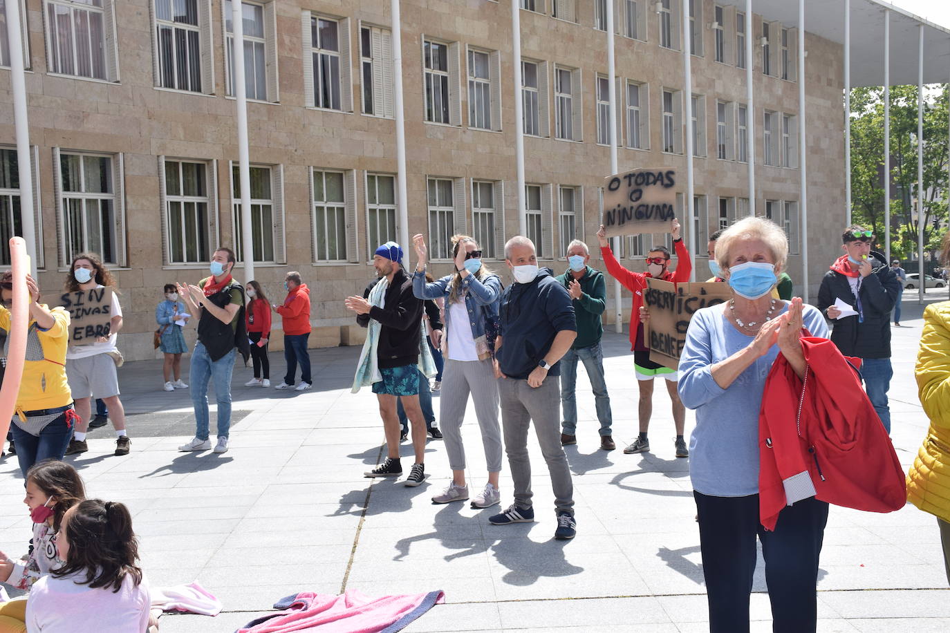 Han protagonizado una protesta en la plaza del Ayuntamiento de Logroño para que se dé marcha atrás en la decisión de que permanezcan cerradas