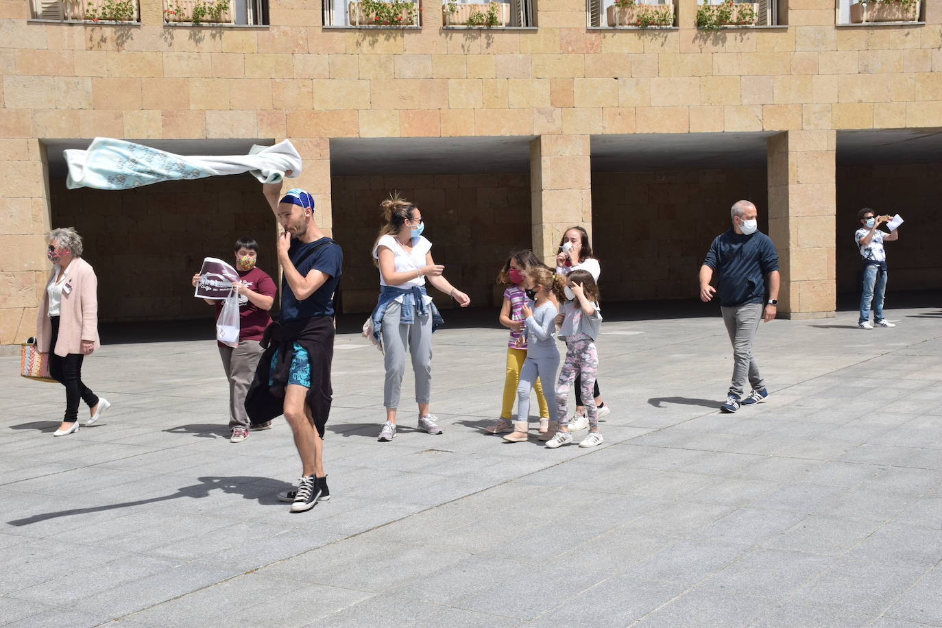 Han protagonizado una protesta en la plaza del Ayuntamiento de Logroño para que se dé marcha atrás en la decisión de que permanezcan cerradas