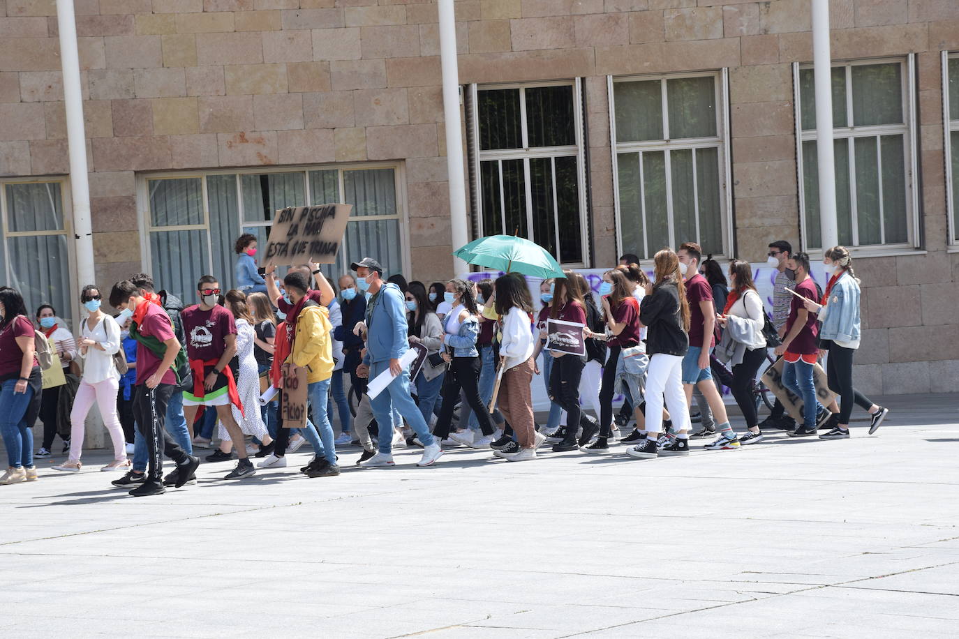 Han protagonizado una protesta en la plaza del Ayuntamiento de Logroño para que se dé marcha atrás en la decisión de que permanezcan cerradas