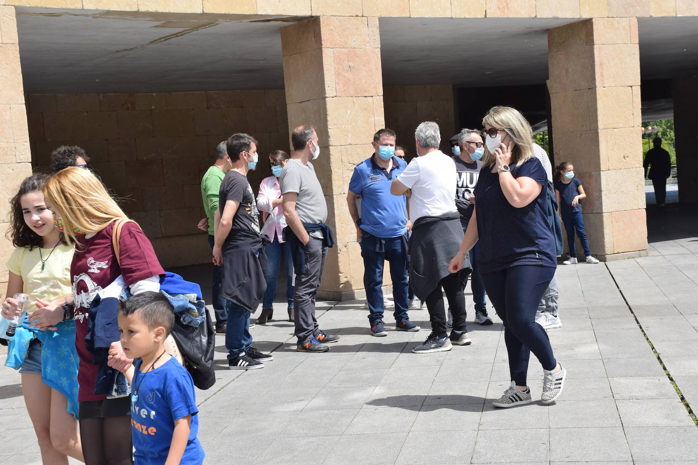 Han protagonizado una protesta en la plaza del Ayuntamiento de Logroño para que se dé marcha atrás en la decisión de que permanezcan cerradas