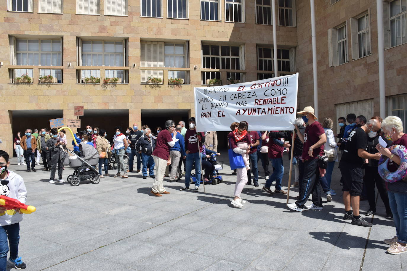 Han protagonizado una protesta en la plaza del Ayuntamiento de Logroño para que se dé marcha atrás en la decisión de que permanezcan cerradas