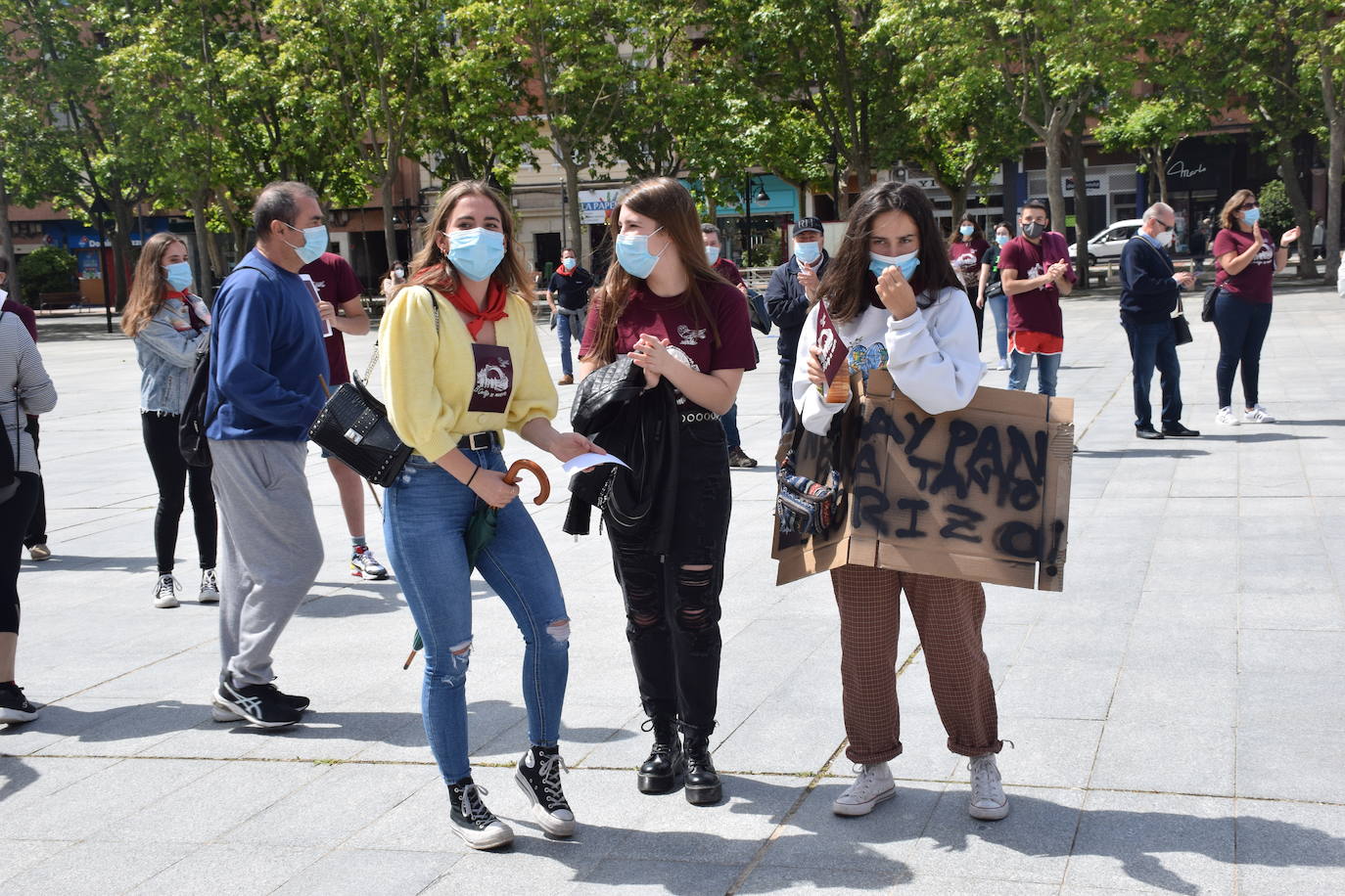 Han protagonizado una protesta en la plaza del Ayuntamiento de Logroño para que se dé marcha atrás en la decisión de que permanezcan cerradas