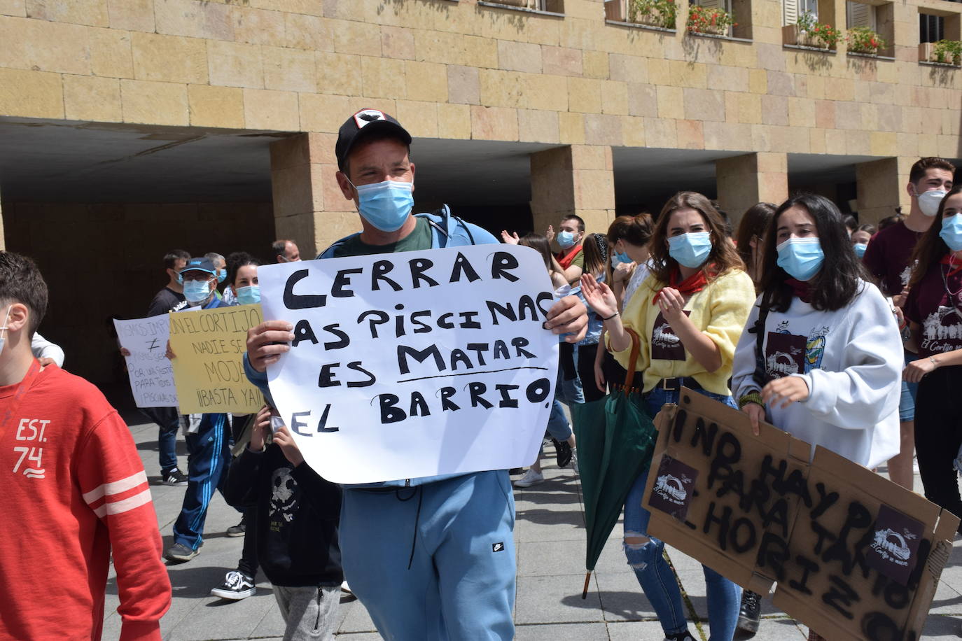 Han protagonizado una protesta en la plaza del Ayuntamiento de Logroño para que se dé marcha atrás en la decisión de que permanezcan cerradas