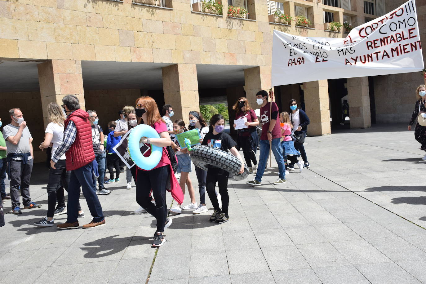 Han protagonizado una protesta en la plaza del Ayuntamiento de Logroño para que se dé marcha atrás en la decisión de que permanezcan cerradas