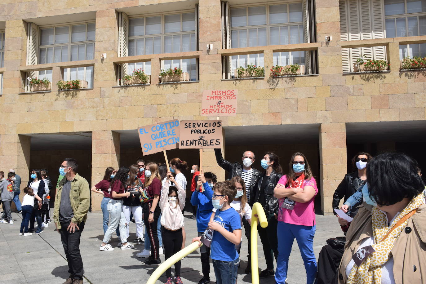 Han protagonizado una protesta en la plaza del Ayuntamiento de Logroño para que se dé marcha atrás en la decisión de que permanezcan cerradas