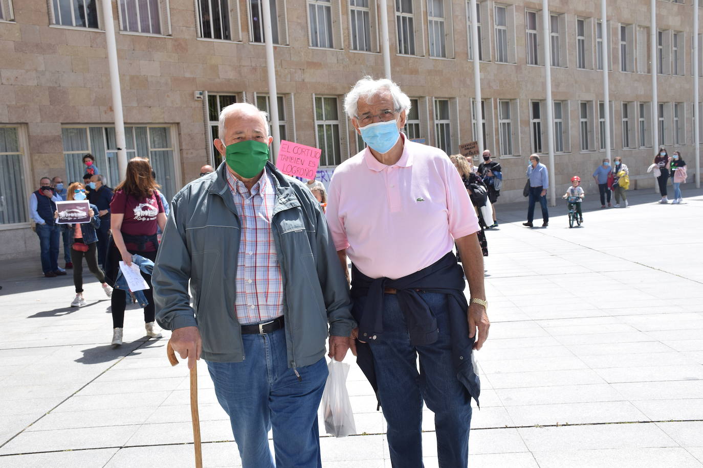 Han protagonizado una protesta en la plaza del Ayuntamiento de Logroño para que se dé marcha atrás en la decisión de que permanezcan cerradas