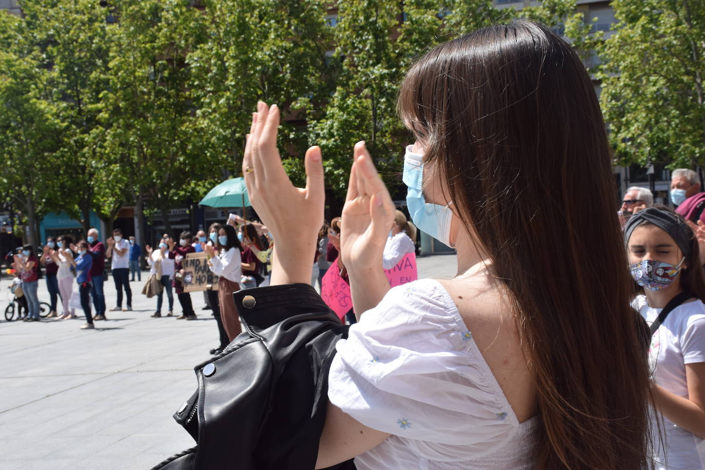 Han protagonizado una protesta en la plaza del Ayuntamiento de Logroño para que se dé marcha atrás en la decisión de que permanezcan cerradas