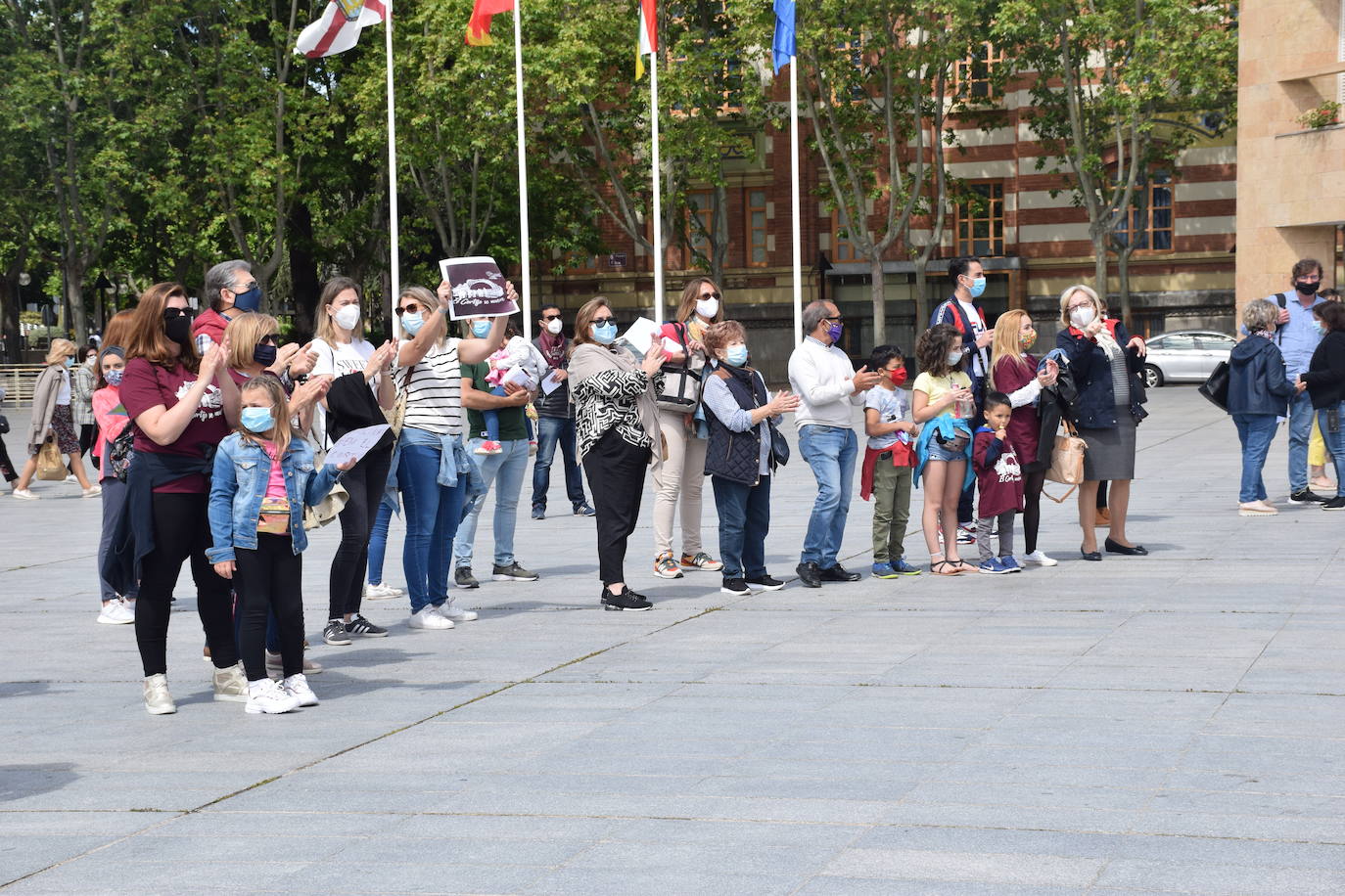 Han protagonizado una protesta en la plaza del Ayuntamiento de Logroño para que se dé marcha atrás en la decisión de que permanezcan cerradas