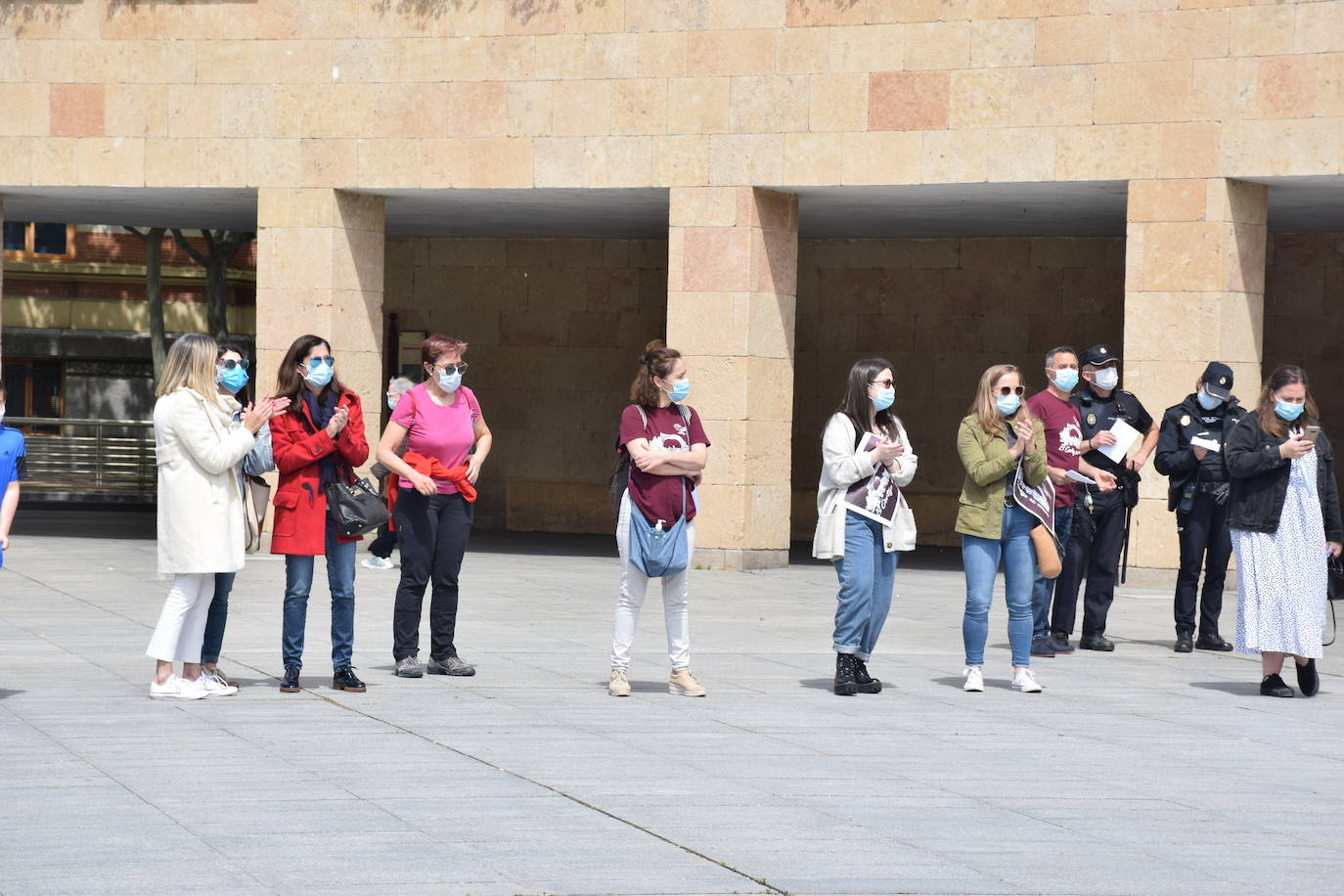 Han protagonizado una protesta en la plaza del Ayuntamiento de Logroño para que se dé marcha atrás en la decisión de que permanezcan cerradas