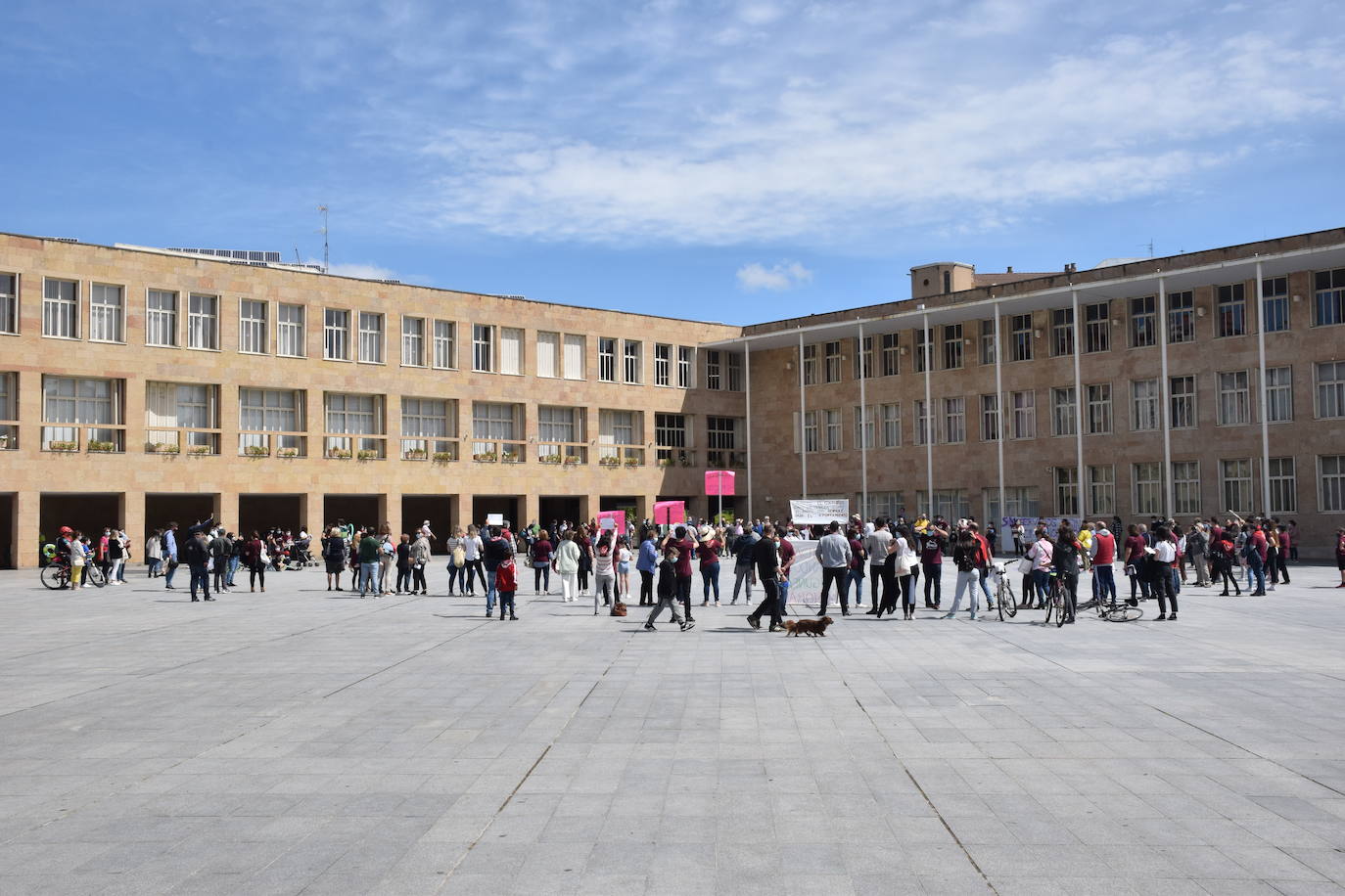 Han protagonizado una protesta en la plaza del Ayuntamiento de Logroño para que se dé marcha atrás en la decisión de que permanezcan cerradas