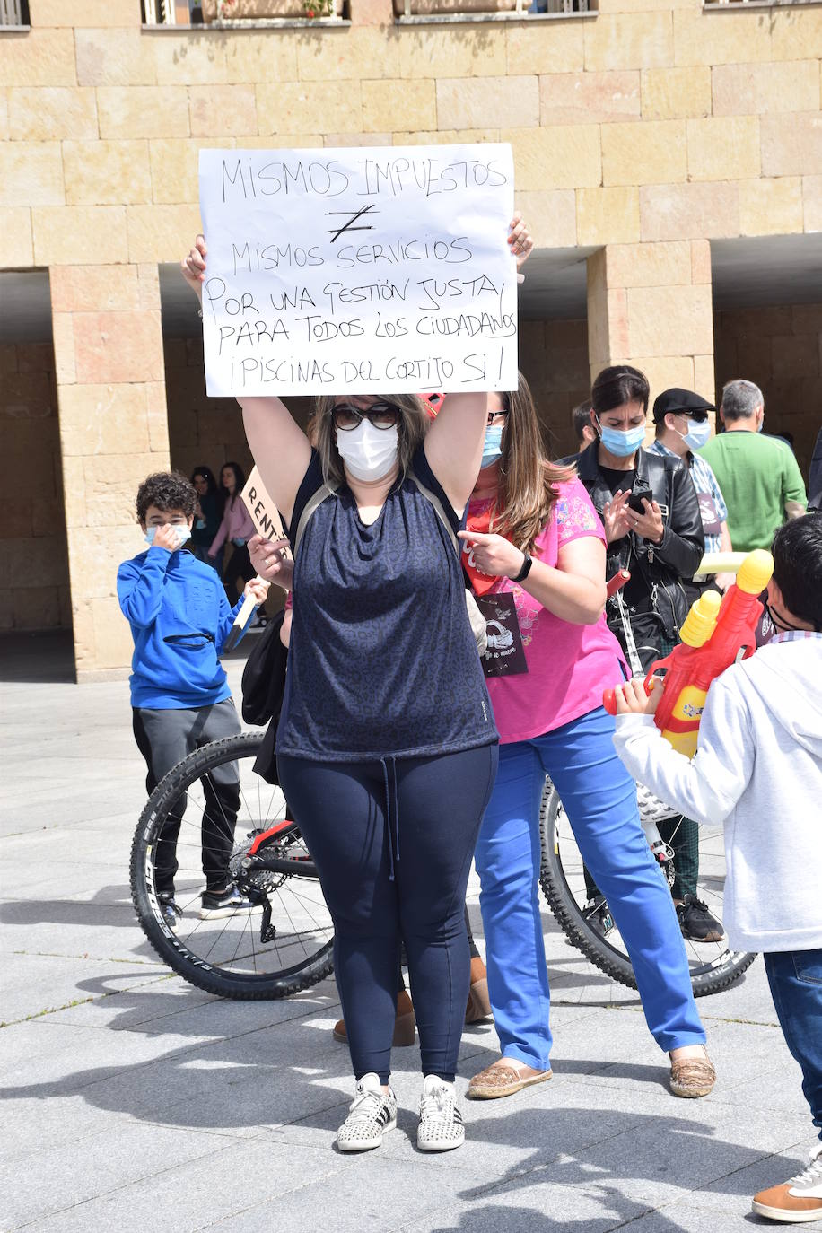 Han protagonizado una protesta en la plaza del Ayuntamiento de Logroño para que se dé marcha atrás en la decisión de que permanezcan cerradas