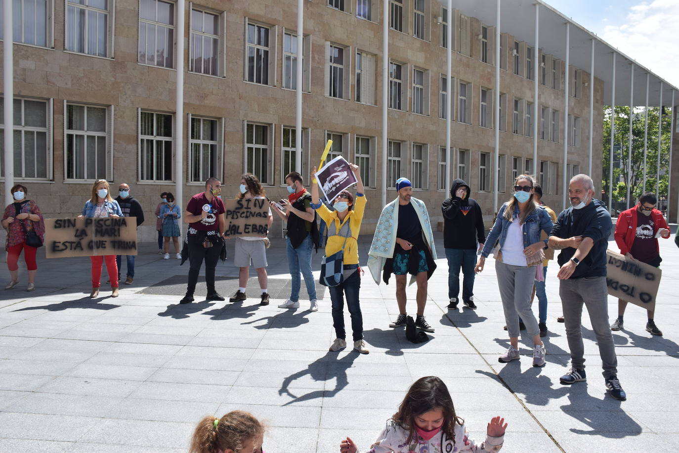 Han protagonizado una protesta en la plaza del Ayuntamiento de Logroño para que se dé marcha atrás en la decisión de que permanezcan cerradas