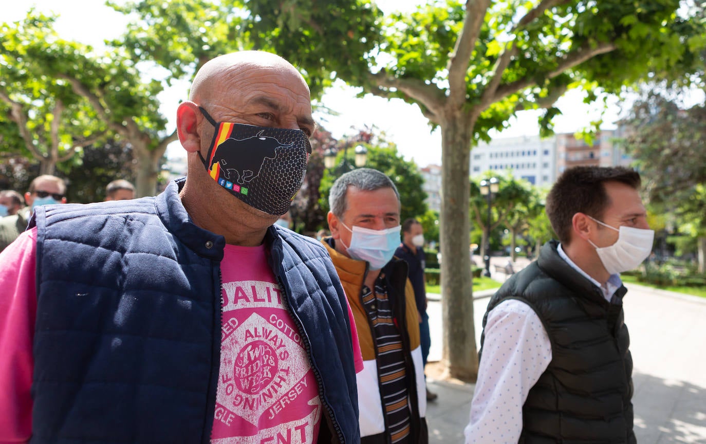 Diego Urdiales ha encabezado el 'paseo' taurino por El Espolón