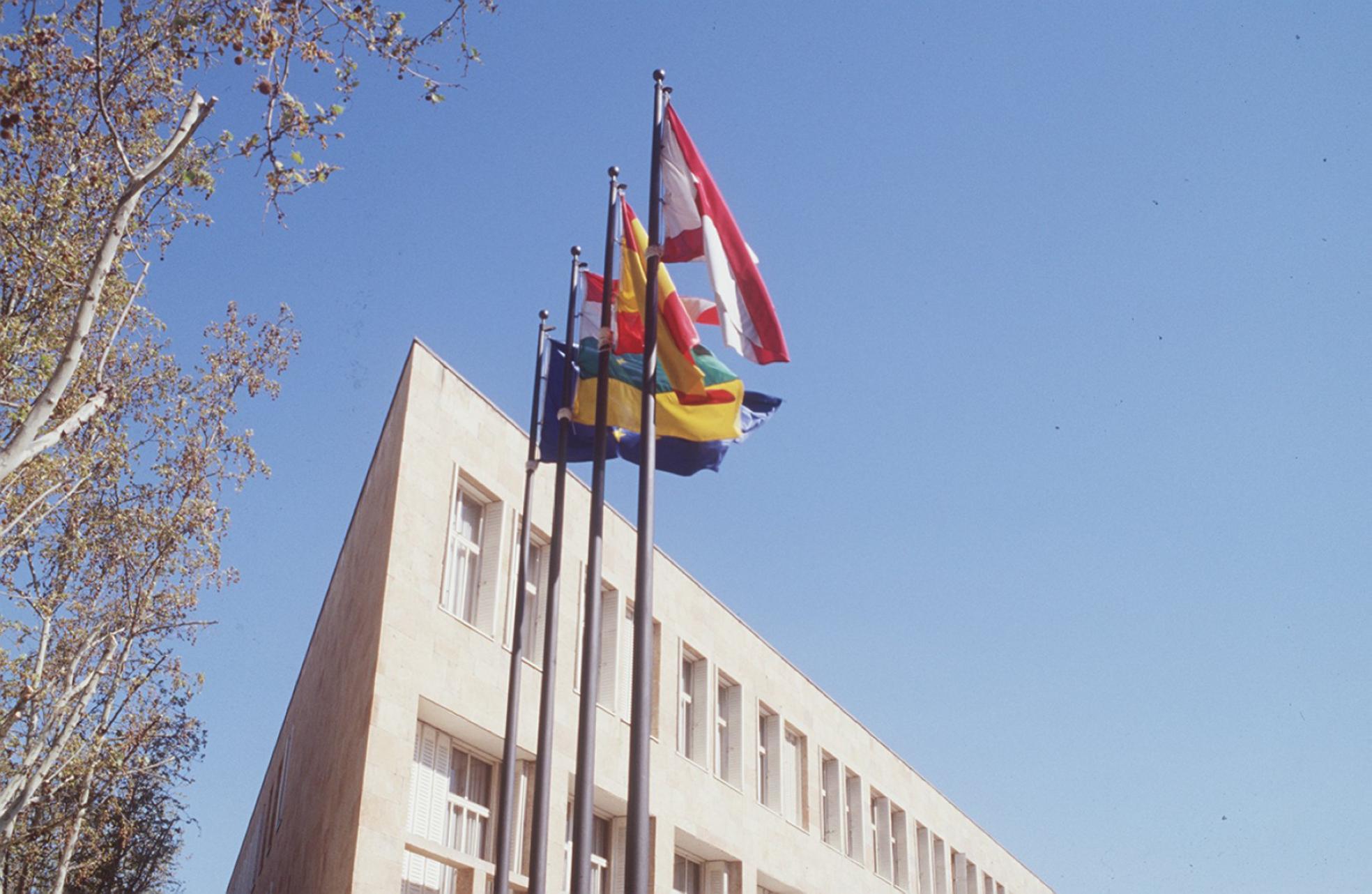 Banderas de Logroño, de La Rioja, de España y de la Unión Europea en la plaza del Ayuntamiento. 