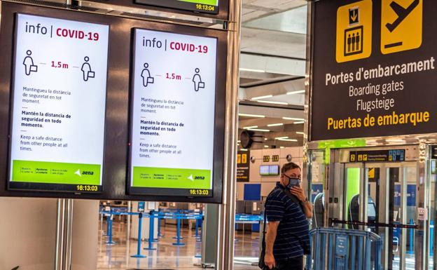 Un aeropuerto con las indicaciones de seguridad del Covid-19. 