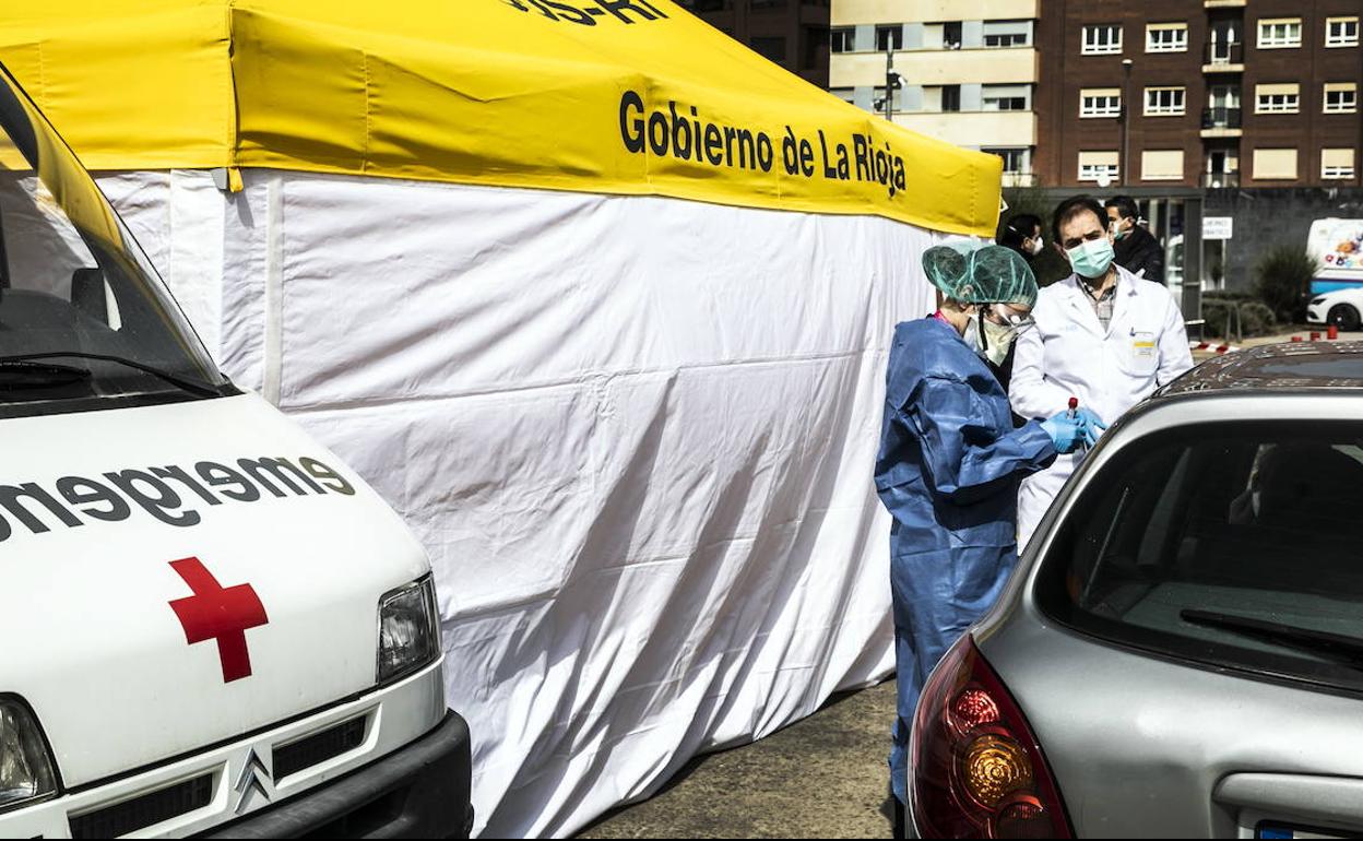 Los sanitarios realizando los test en La Rioja. 