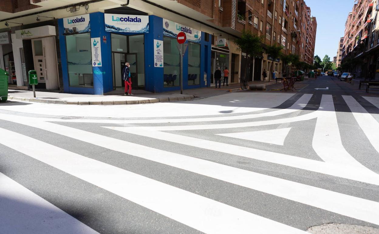 La calle Vitoria con la calle Fundicion, zona de bares de Logroño. 