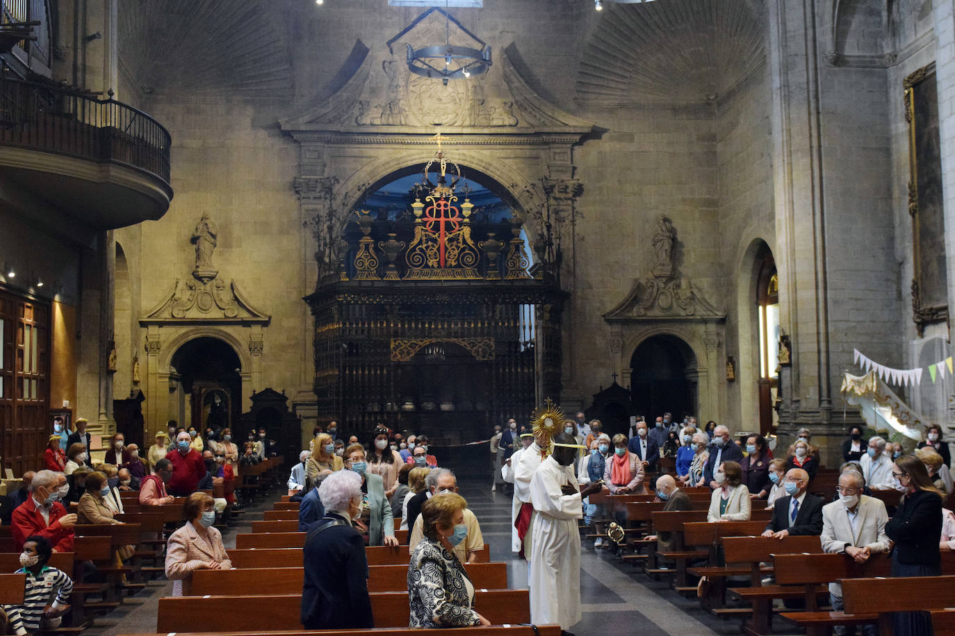 Los feligreses mostraron su respeto al paso de la Custodia en Logroño