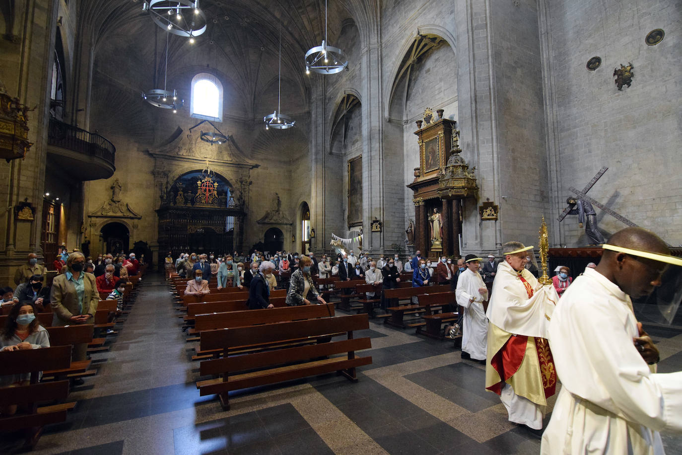 Los feligreses mostraron su respeto al paso de la Custodia en Logroño