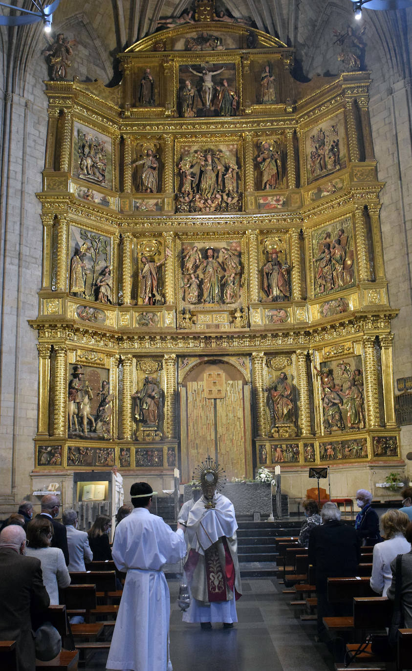 Los feligreses mostraron su respeto al paso de la Custodia en Logroño