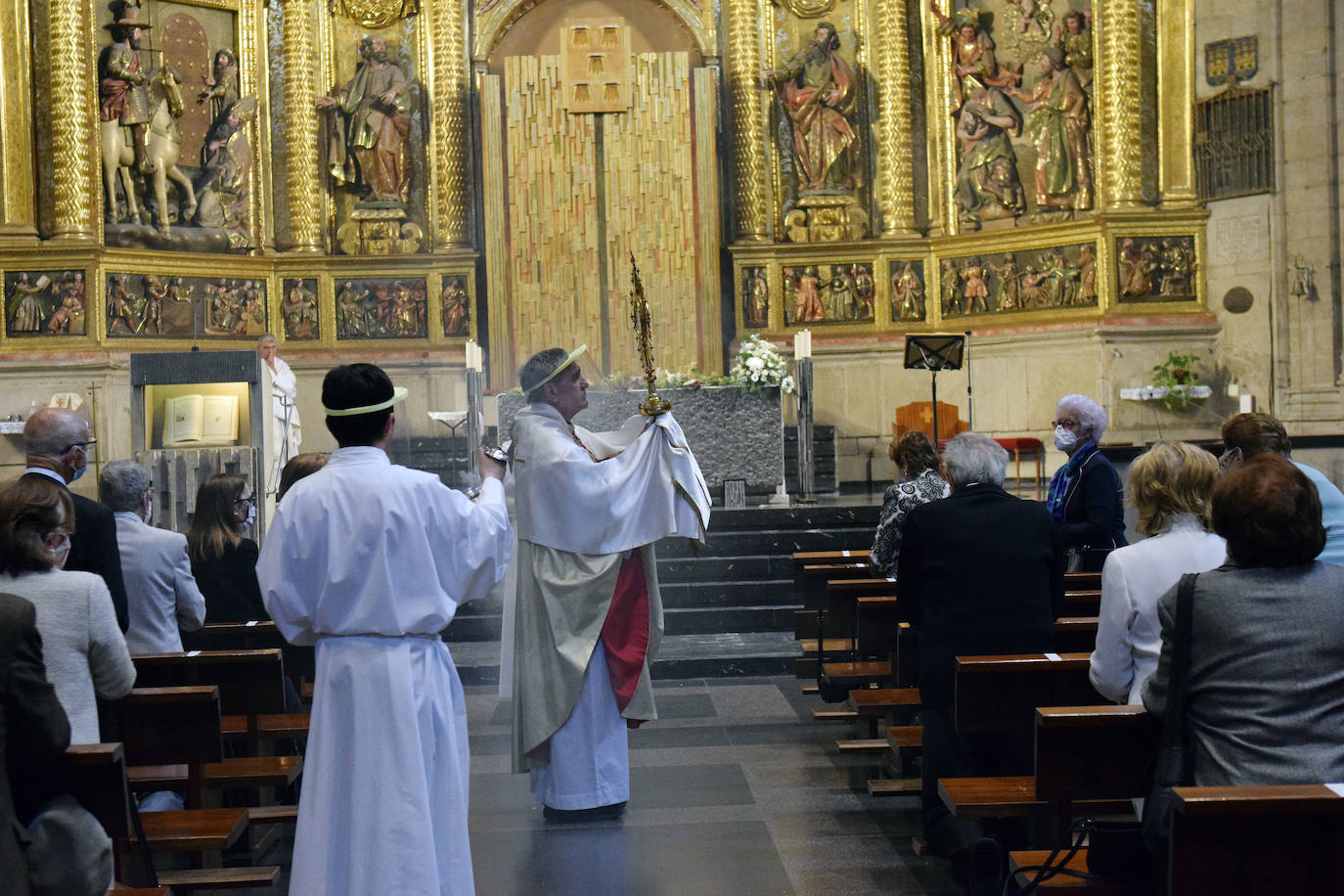 Los feligreses mostraron su respeto al paso de la Custodia en Logroño