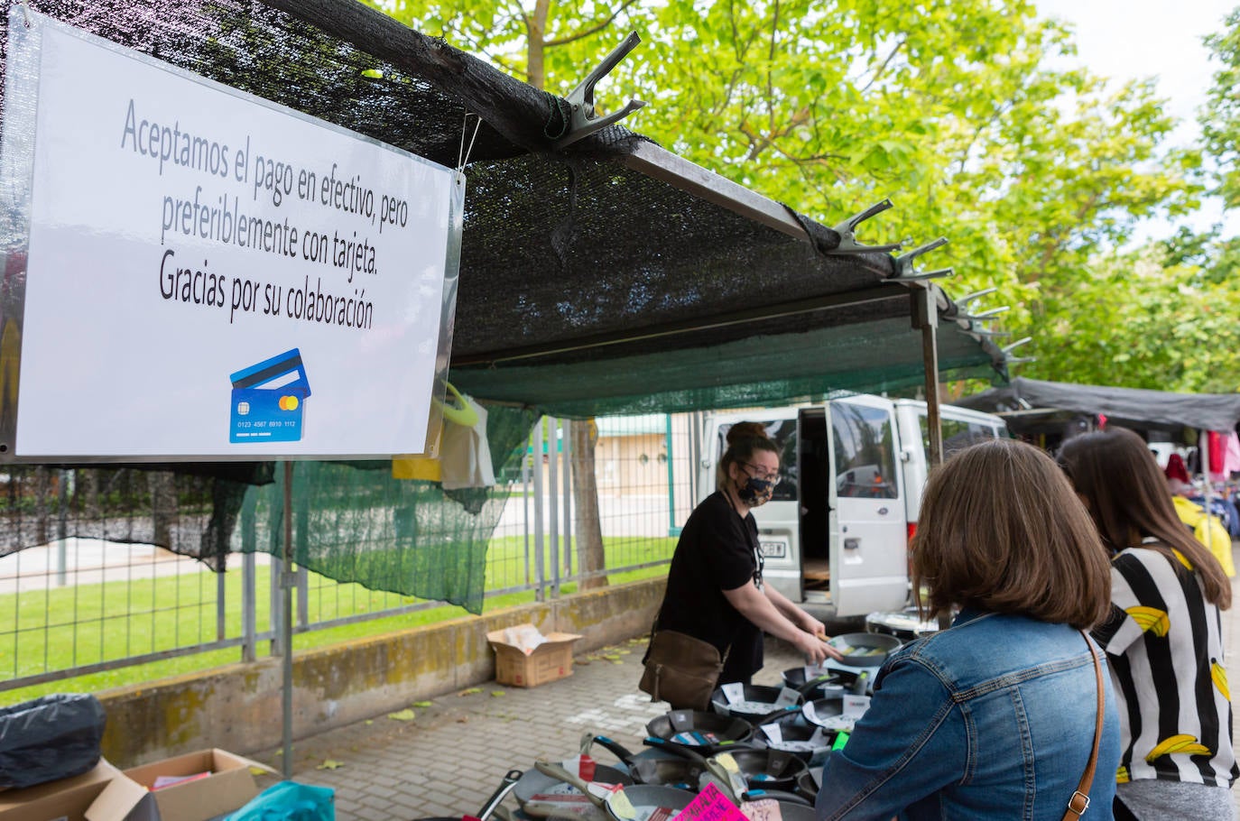 Las medidas de seguridad han sido la principal novedad de la apertura del popular mercado logroñés