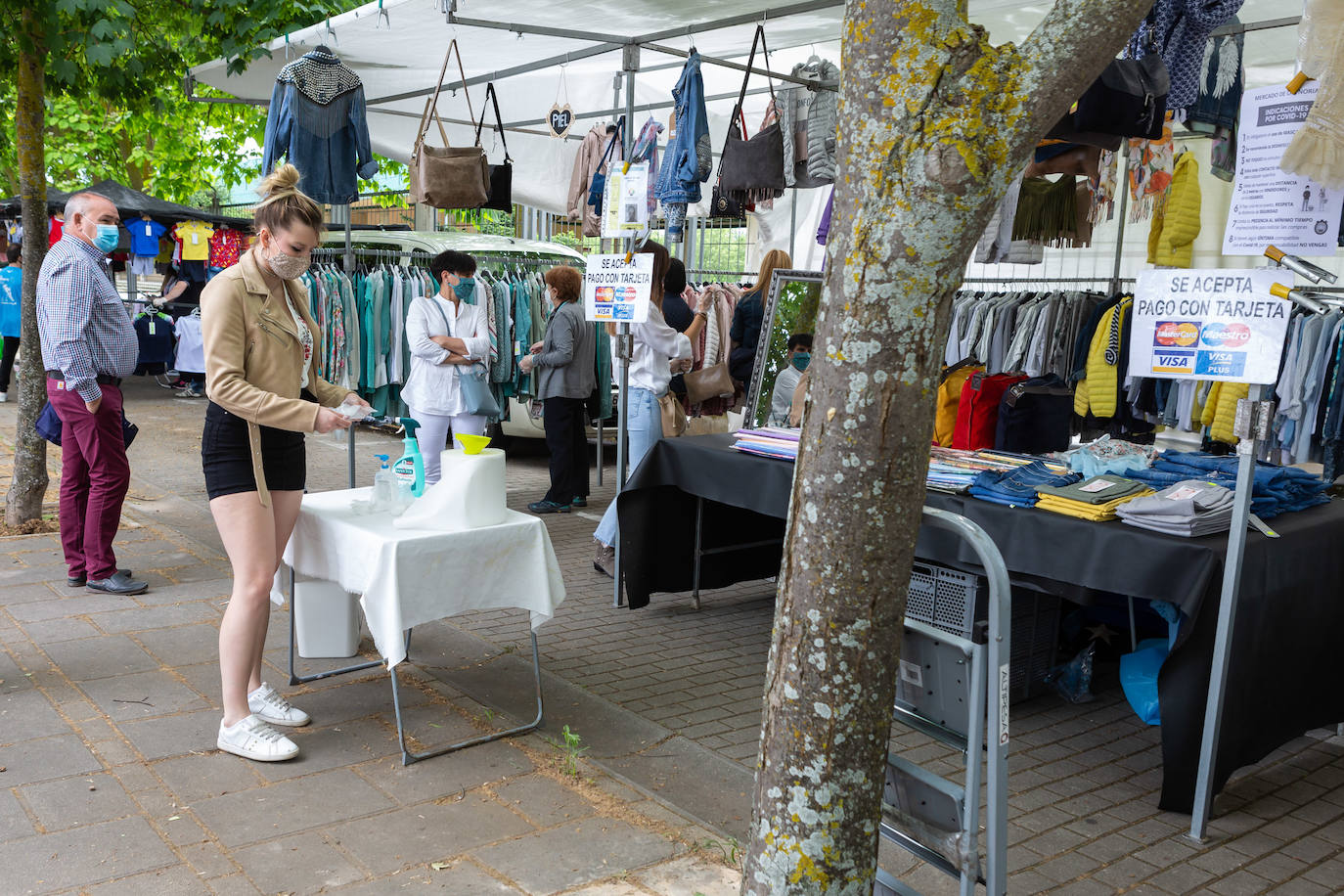 Las medidas de seguridad han sido la principal novedad de la apertura del popular mercado logroñés