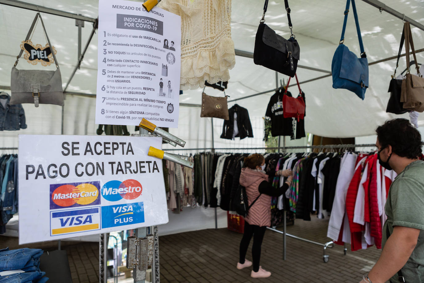 Las medidas de seguridad han sido la principal novedad de la apertura del popular mercado logroñés