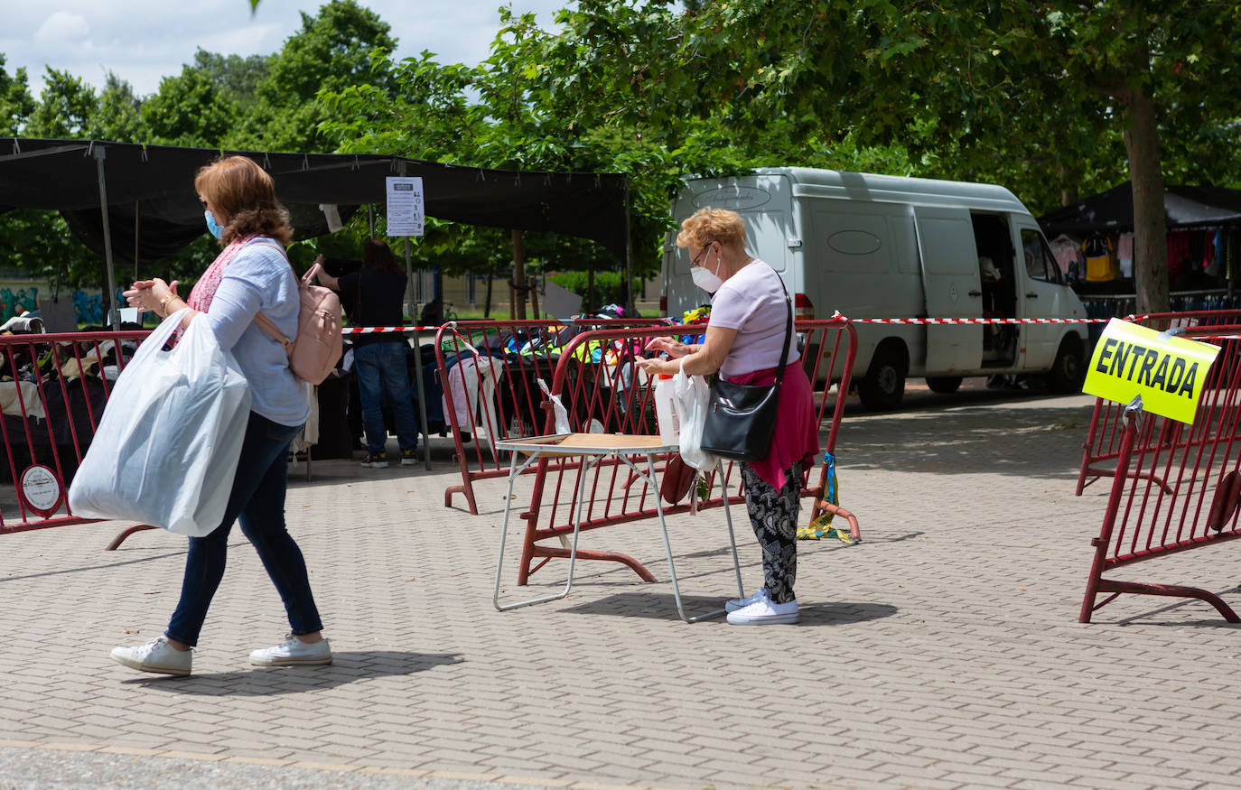 Las medidas de seguridad han sido la principal novedad de la apertura del popular mercado logroñés