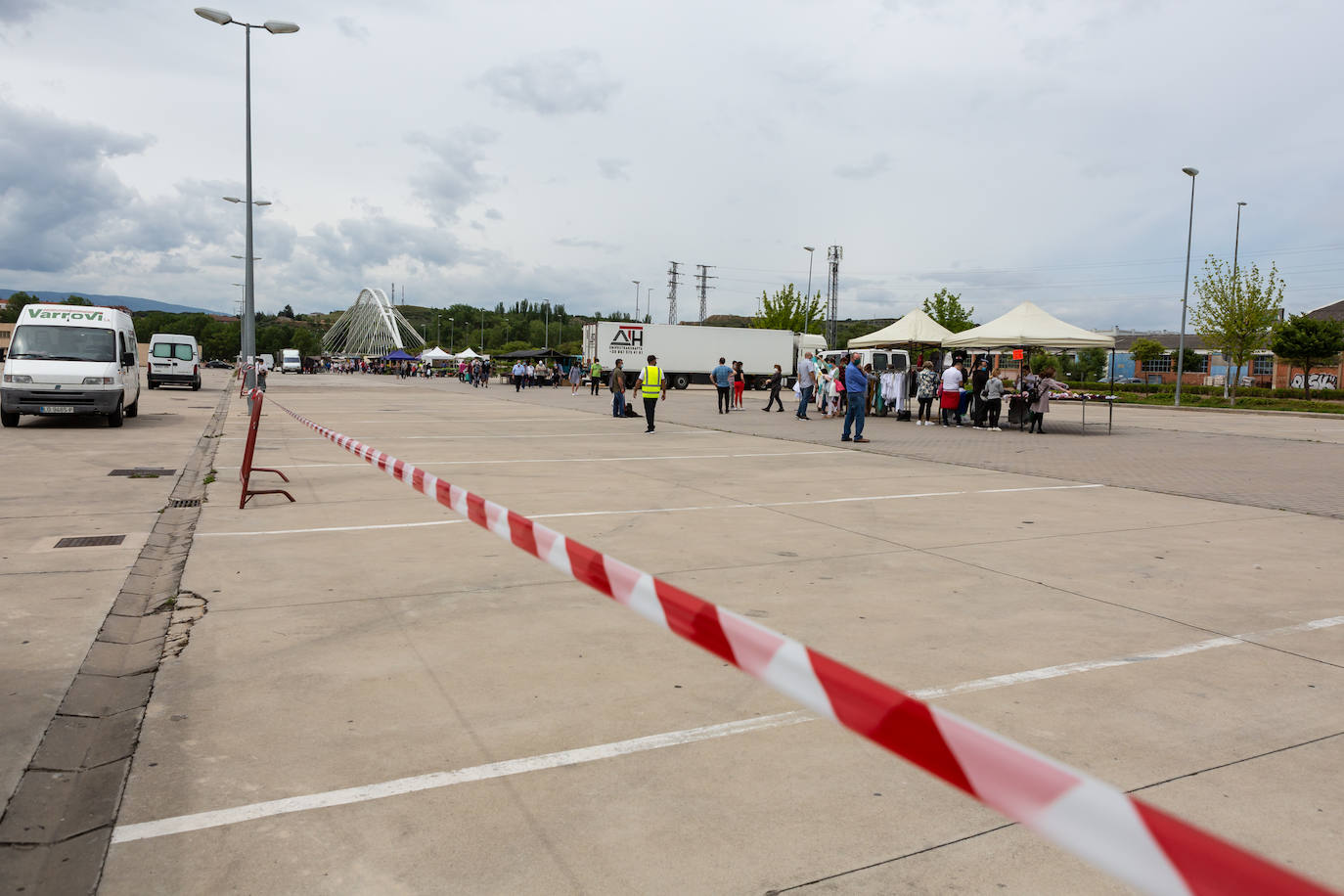 Las medidas de seguridad han sido la principal novedad de la apertura del popular mercado logroñés