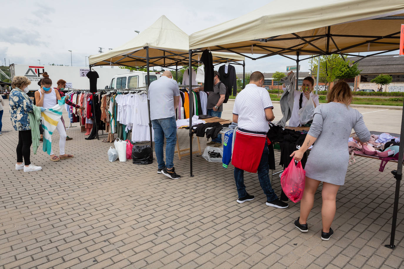 Las medidas de seguridad han sido la principal novedad de la apertura del popular mercado logroñés