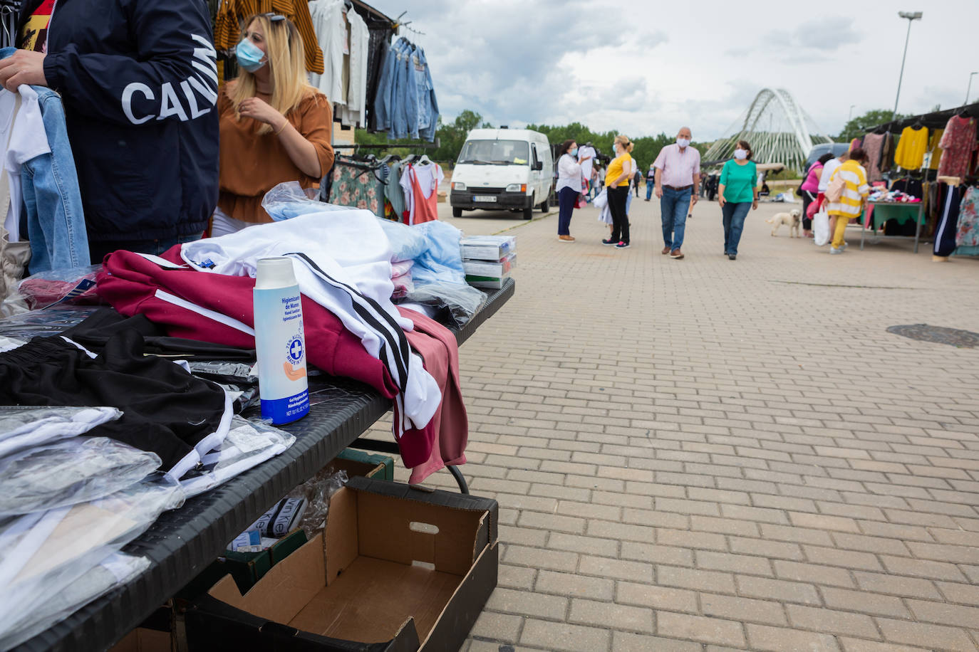 Las medidas de seguridad han sido la principal novedad de la apertura del popular mercado logroñés