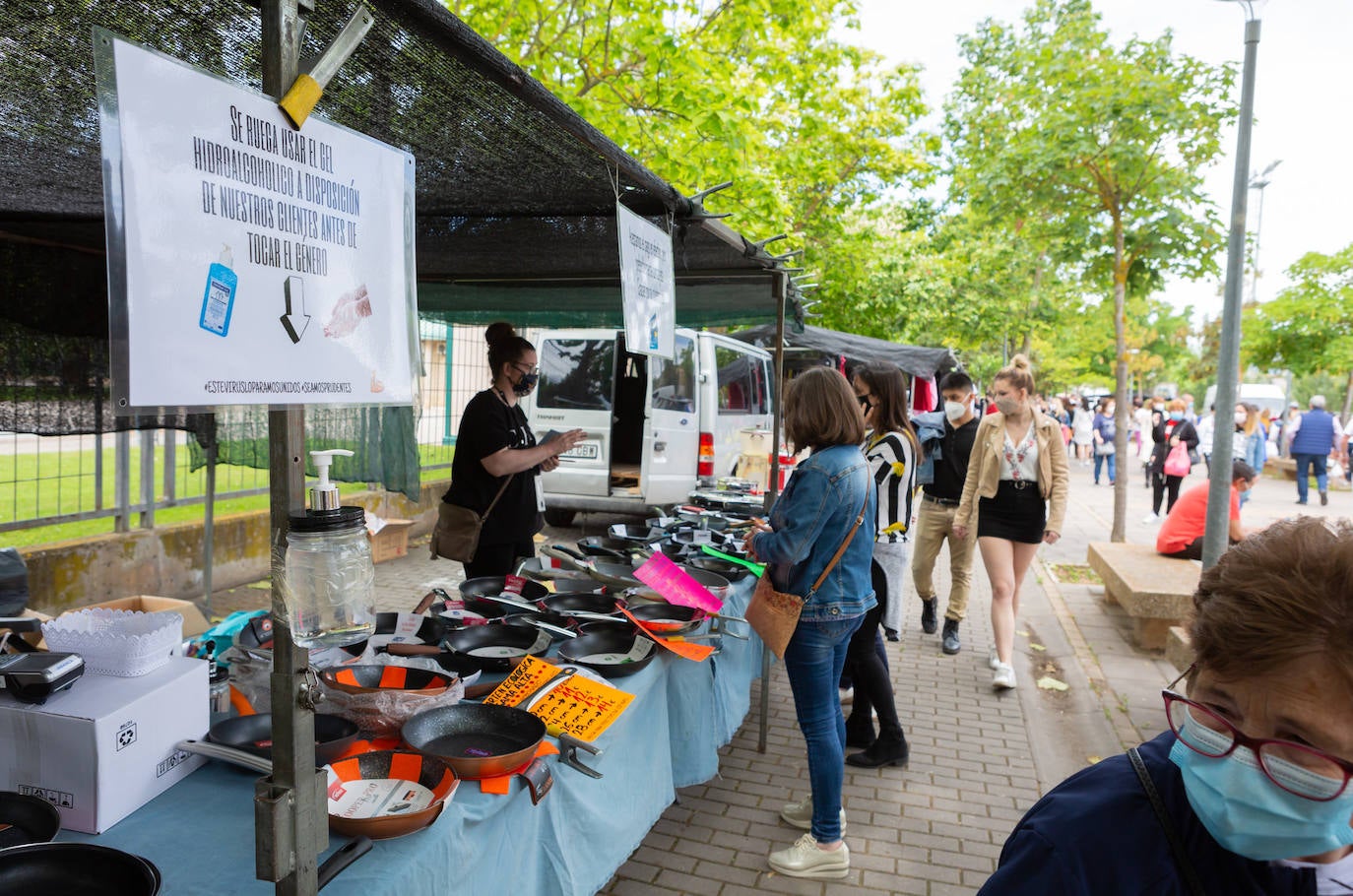 Las medidas de seguridad han sido la principal novedad de la apertura del popular mercado logroñés