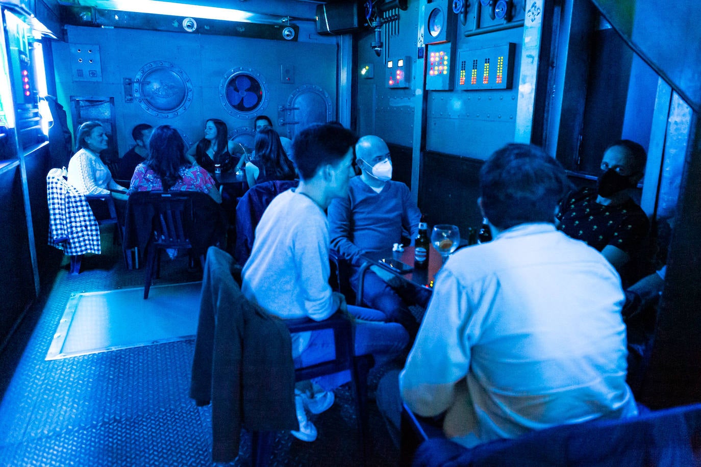 Pubs y discotecas comienzan a reabrir entre el afán por reactivar su actividad y las férreas limitaciones que impone el COVID