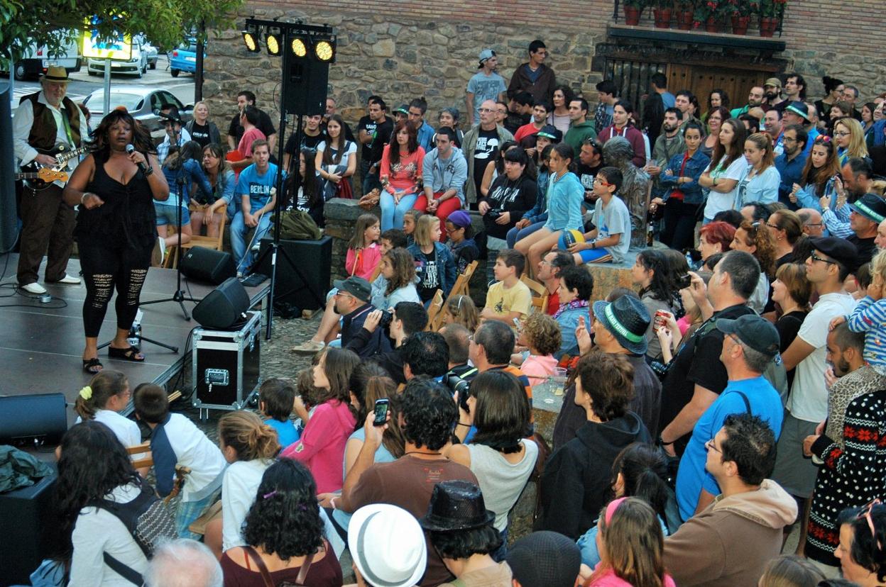 Actuación de Ms. Nickki y la Tonky Blues Band en la segunda edición del Cameros Blues Festival, celebrado en el 2014. 