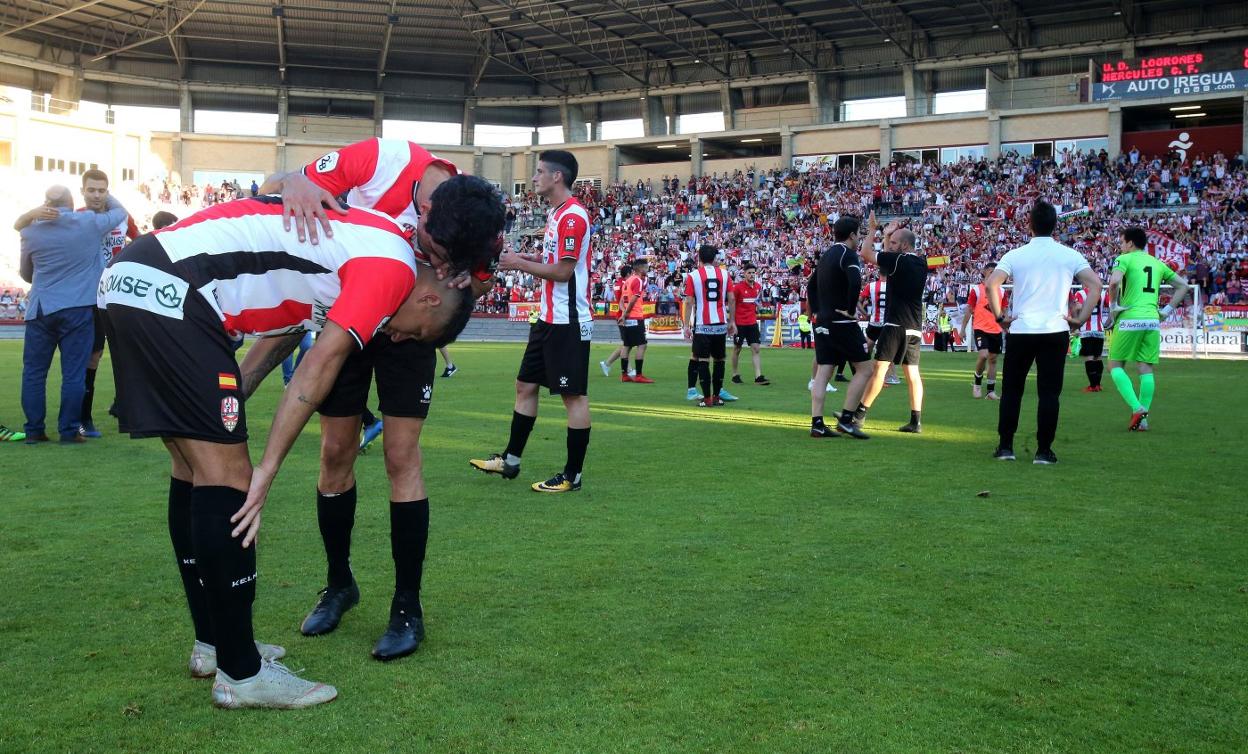 Desolación en los jugadores blanquirrojos tras quedar eliminados del 'play off'. 