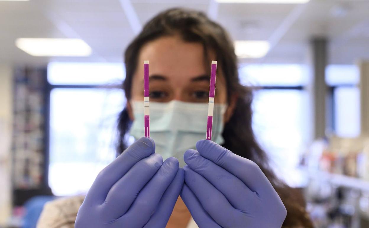 Una científica en un laboratorio que investiga la Covid-19, en Madrid