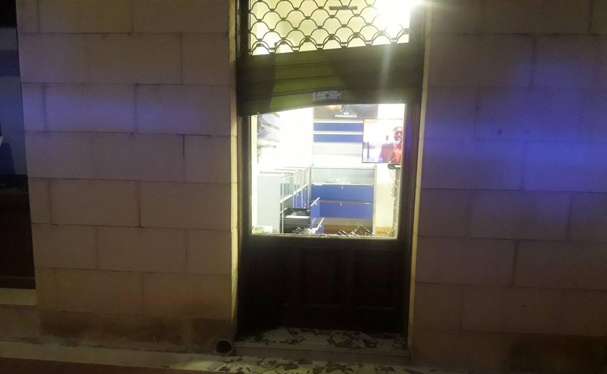 Destrozos en la tienda de telefonía.