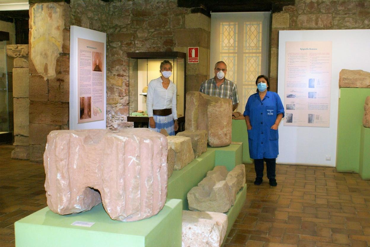 El director del Museo, Javier Ceniceros, flanqueado por la recepcionista y la encargada de la limpieza. 