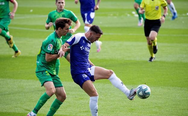 Lucas Pérez (d) pelea por un balón con Diego Llorente. 