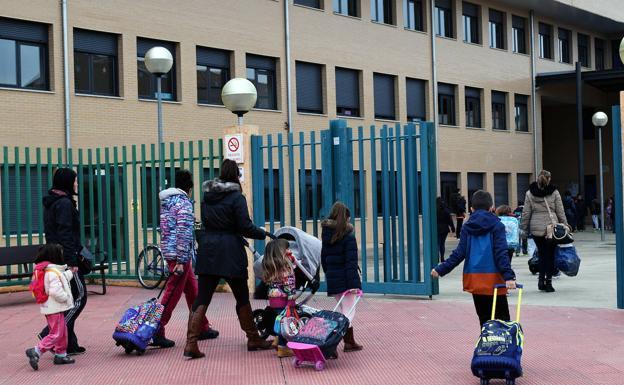 UGT, «atónito» ante la eliminación de unidades en la pública, exige la reunión urgente de la Mesa de Educación