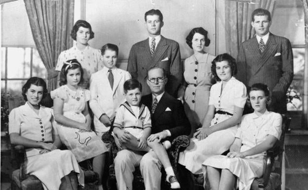 La familia Kennedy al completo. Jean es la segunda por la izquierda. En el centro, John y Robert, y Ted en brazos de su padre, Joseph. 