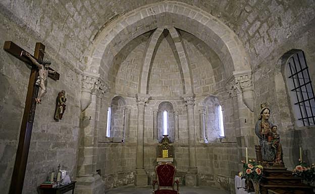 Villaseca. El interior del templo, con una virgen gótica que fue robada y posteriormente recuperada.