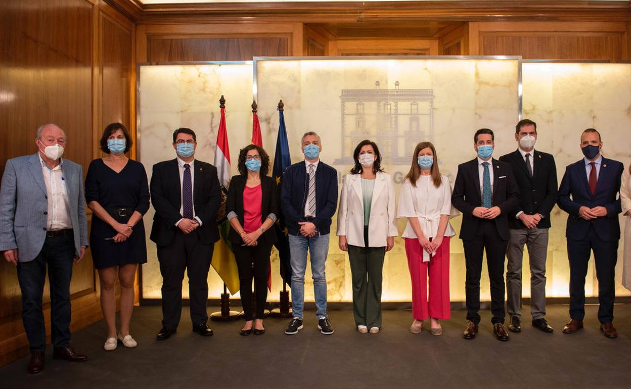 Foto de familia tras la firma del convenio.