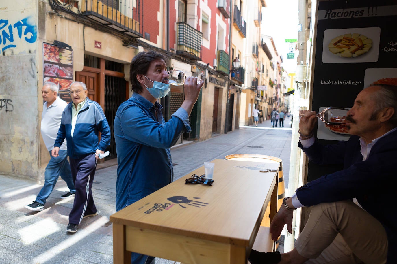 Aún no se escucha el bullicio habitual de un soleado mediodía, pero las calles Laurel y San Juan comienzan a recuperar el pulso. Bares como Achuri, Ángel, Páganos o Bueno... Bueno! ya han subido la verja y la avanzadilla de parroquianos habituales regresa, poco a poco, a sus barras.