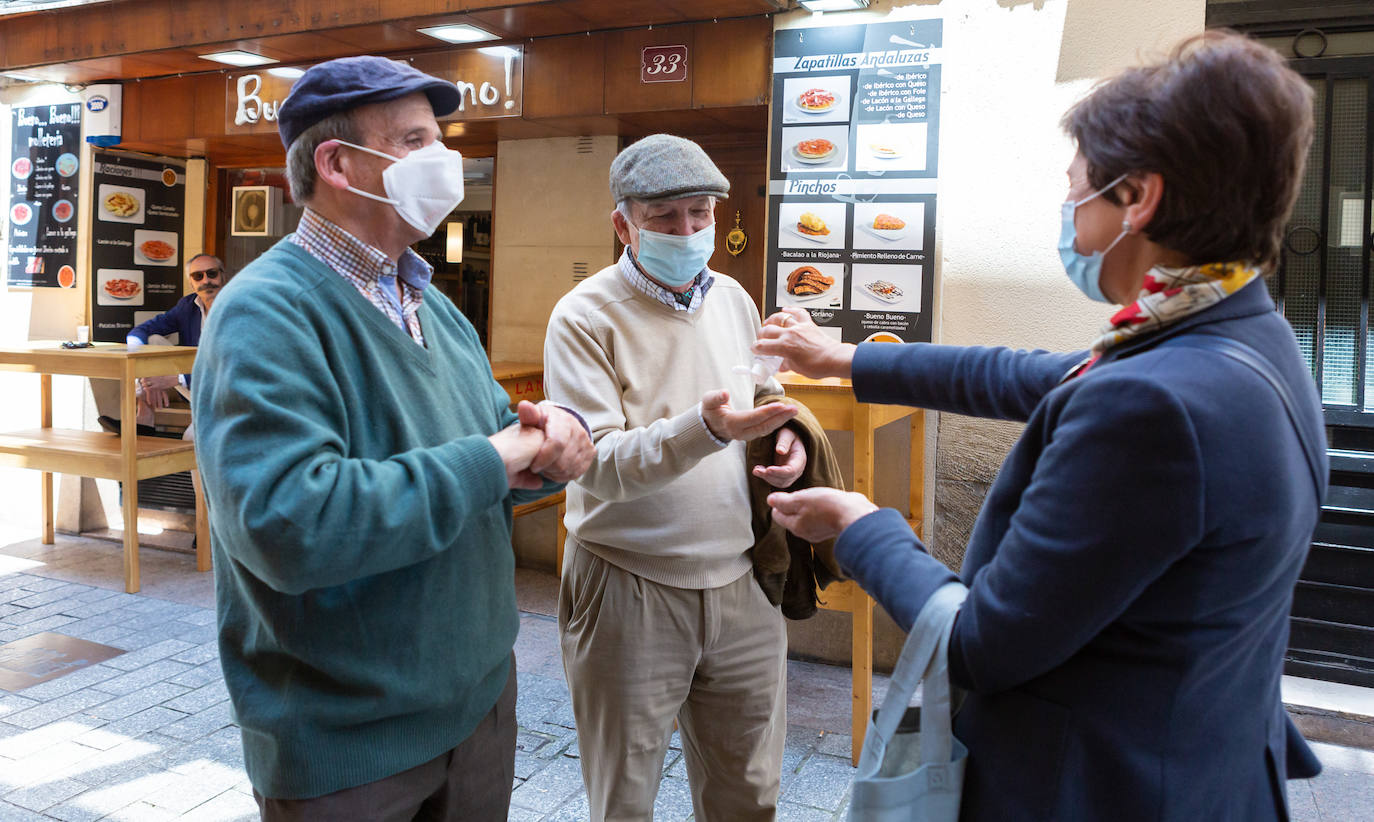 Aún no se escucha el bullicio habitual de un soleado mediodía, pero las calles Laurel y San Juan comienzan a recuperar el pulso. Bares como Achuri, Ángel, Páganos o Bueno... Bueno! ya han subido la verja y la avanzadilla de parroquianos habituales regresa, poco a poco, a sus barras.